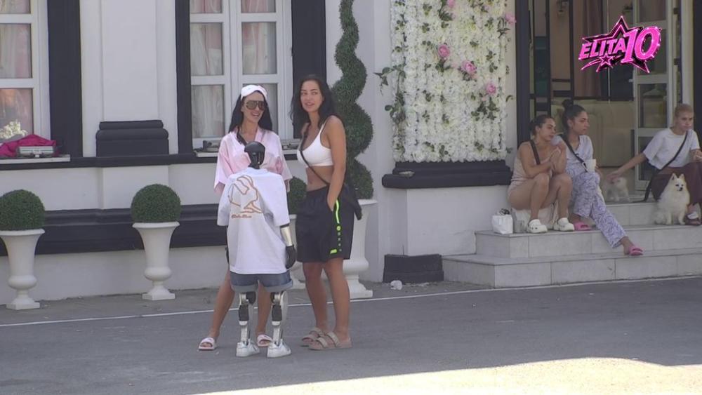 Ljubila sam se, sve sam stigla, odradila u fulu! Laura preponosna na svoje predstavljanje tokom žurke, Toša sluša i ne veruje (VIDEO)