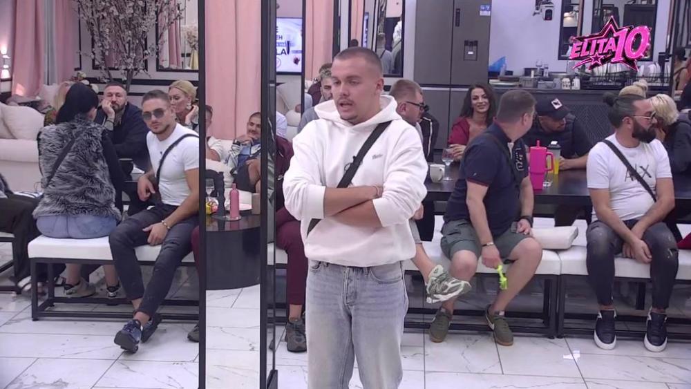 Ne dopada mu se, nego je odlepio za njom: Dača ušao u srž Carevog i Anđelinog odnosa, pa došao do zaključka: Ljubomorisao je na cveće kao da joj je momak! (VIDEO)