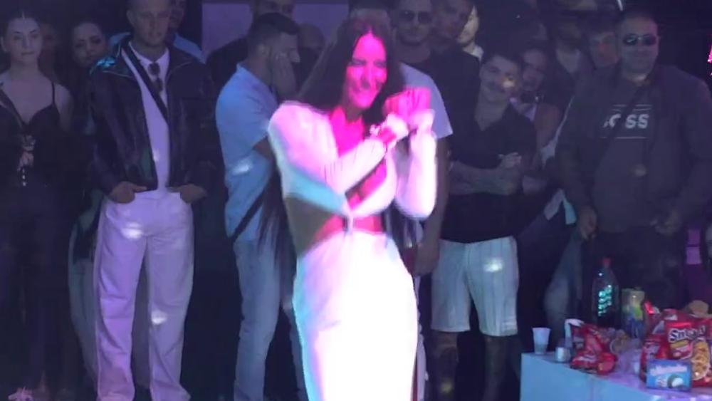 Slađa Poršelina puca od samopouzdanja: Pistom prošetala zgodno telo, uvija kukovima kao niko do sada! (VIDEO)