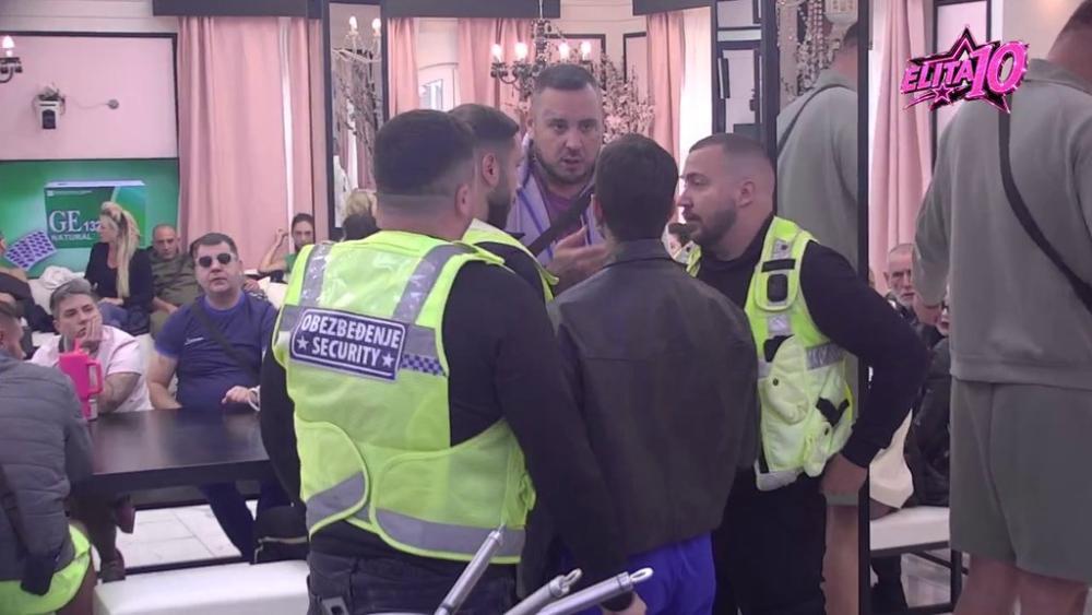 Toliko si glup i retardiran, neka ti se u usta... Car isponižavao Đukića, on konačno skočio i digao svoj glas protiv njega! Obezbeđenje uletelo (VIDEO)
