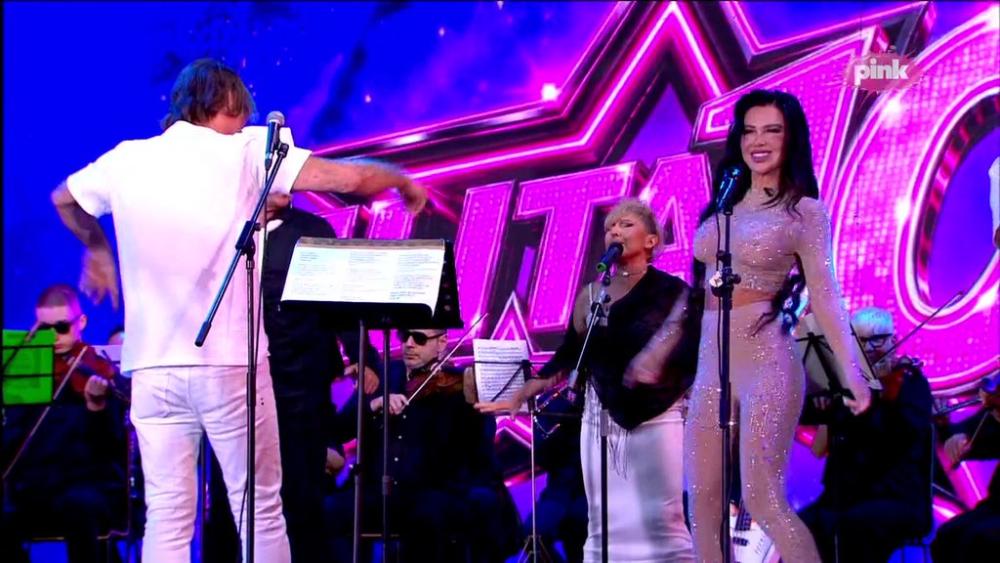 Željko Mitrović dirigovao, a orkestar zasvirao u jednom dahu: Himna Elite odjeknula imanjem u Šimanovcima! (VIDEO)