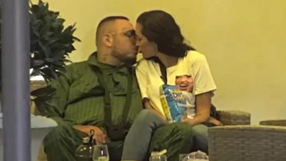 Filip Car se ne odvaja od mlađe cimerke, pred svima razmenjuju strasti