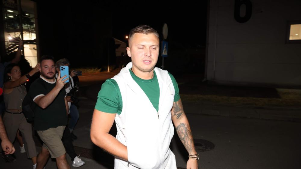 "DA LI BI GASTOZ POSLAO ČESTITKU da se Anđela SMUVALA SA CAROM?!" Stefan Karić napravio pometnju u Eliti