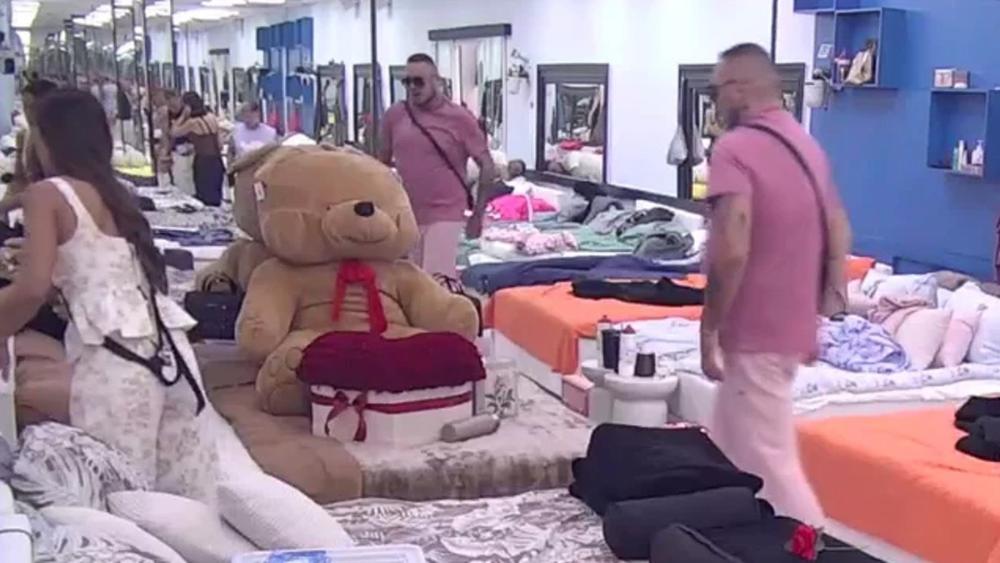 "IZGLEDA TI KREVET KAO GROB!" Filip Car ne može da preboli 151 ružu od Sukija Kesa za Anđelu Đuričić