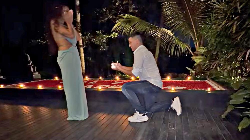 Peja kleknuo uz bazen pun sveća i Enu ostavio bez daha, njena reakcija usijala mreže