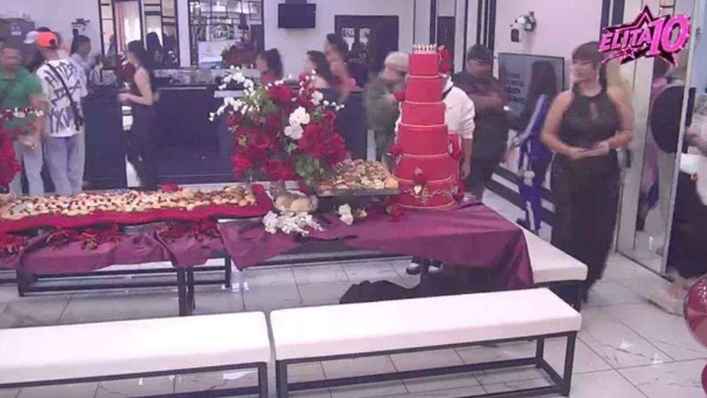 MILJANA KULIĆ GRCA U SUZAMA ZBOG SINA ŽELJKA: Slavlje u Beloj kući, torta na 6 spratova i poruka koja kida dušu