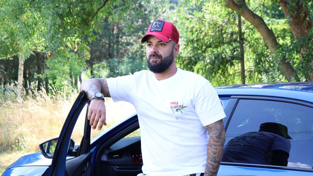 Samo jednom je skinuo kačket pred kamerama: Luka Vujović je presadio kosu, a vešto je krio da ćelavi! (Foto)