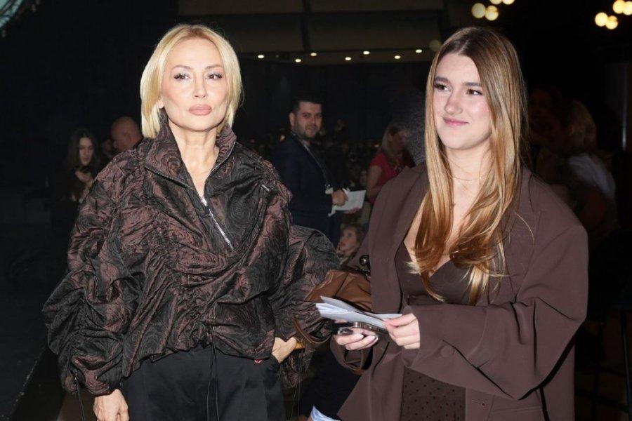 LENA TRŽAN U KRATKOM MINIĆU RASPALILA MAŠTU PRATIOCIMA: Gocina ćerka pozirala u OVOM izdanju pred mamin nastup! (VIDEO)