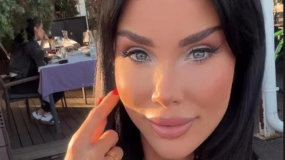Porodični portreti i dotrajali nameštaj: Aleksandra Subotić se sa mužem baškari u suvom luksuzu, a sad pokazala kuću u kojoj joj živi otac Karađorđe