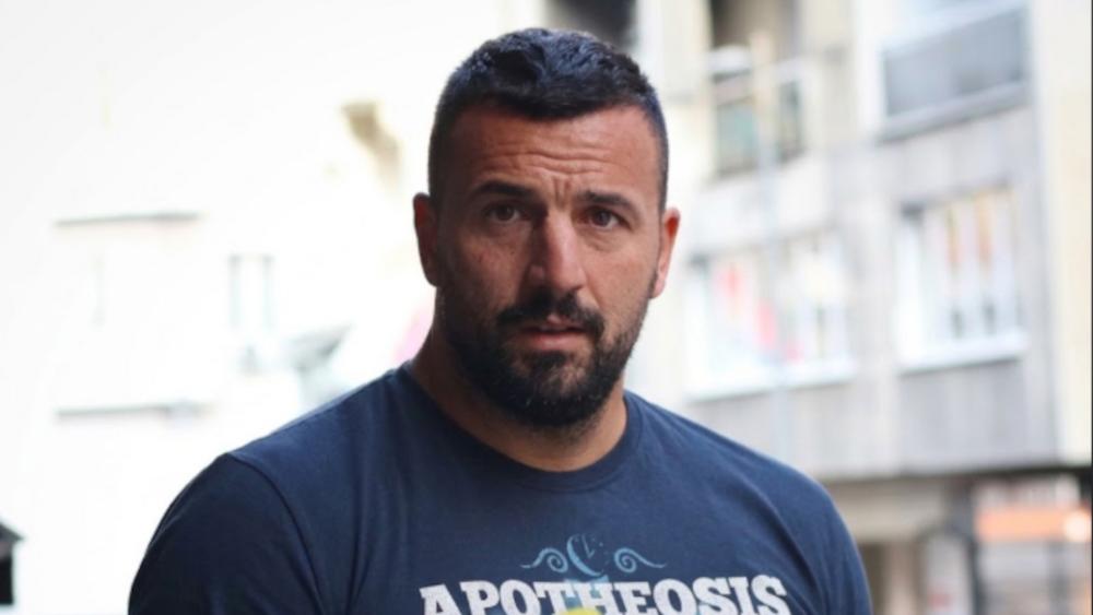 Vladimir Tomović objavio uznemirujući snimak iz Novog Sada: Muškarac usred bela dana kroz prozor ušao u kuću