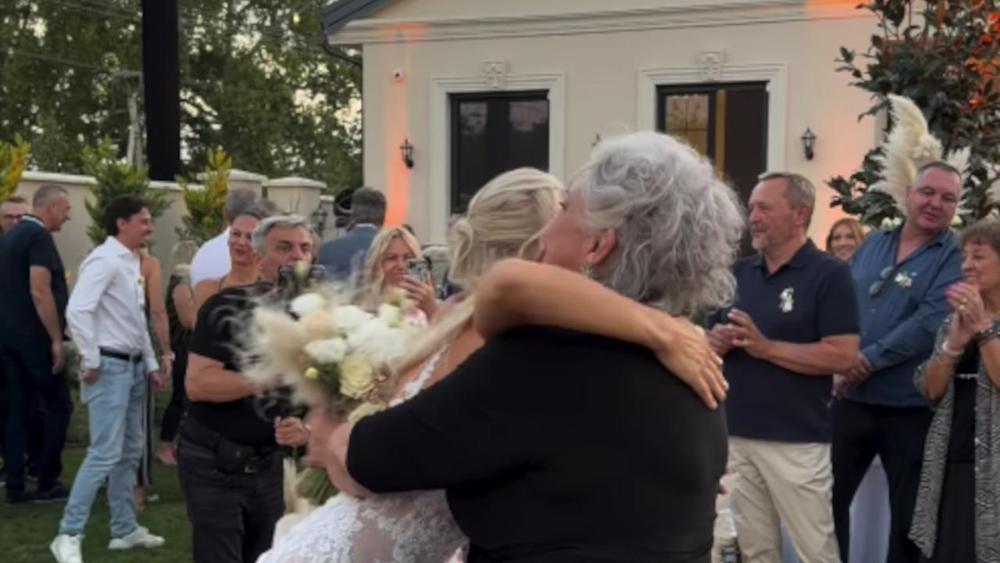 Naša slavna glumica (66) danas uhvalitila bidermajer na svadbi o kojoj svi pričaju - malda odmah pritrčala da je zagrli