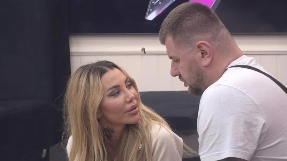 Janjuš dohvatio Aneli pred svima: Nije mogao da se suzdrži - "Jedini sam te voleo i bio zaljubljen, ostali su samo hteli da opšte"