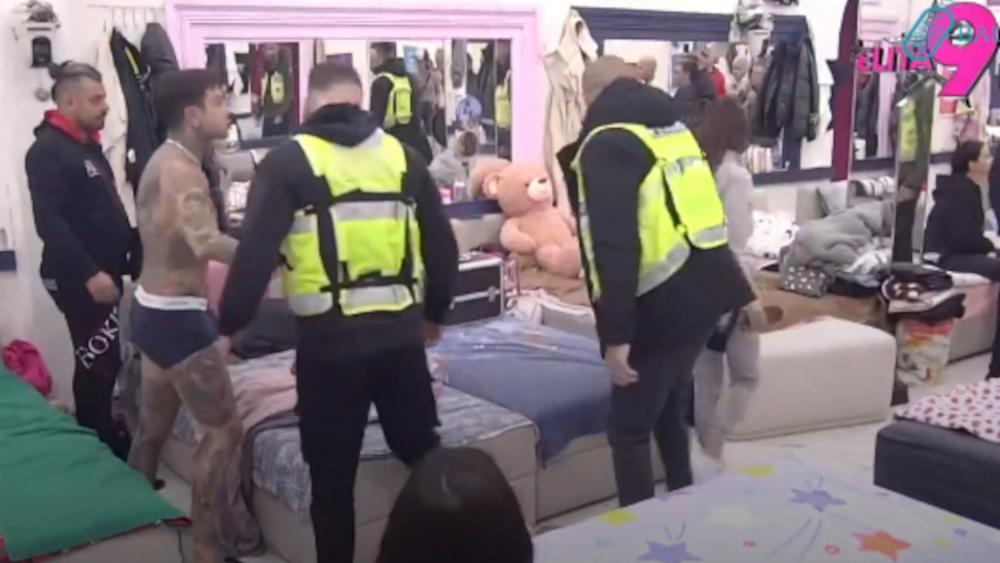 Stefan Karić izgubio kontrolu na samom početku rijaltiija: Obezbeđenje hitno uletelo na imanje - brutalno napao ovog zadrugara (VIDEO)