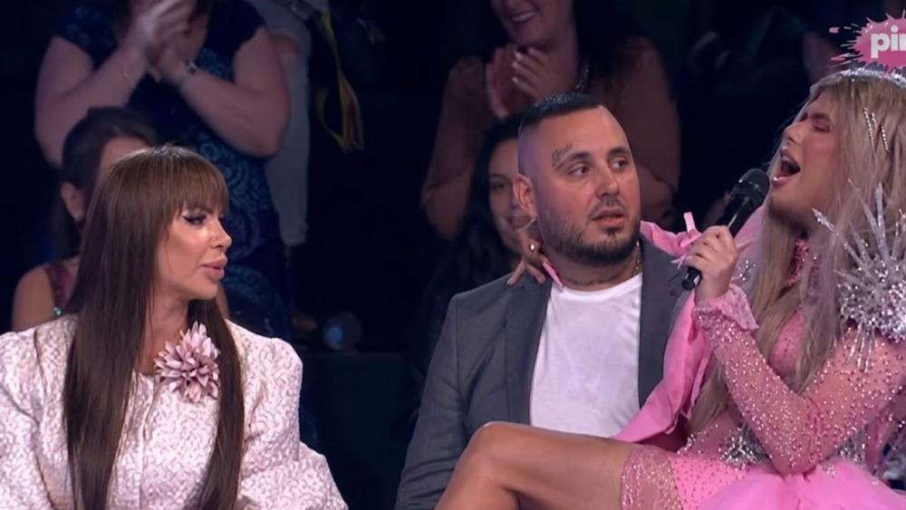 (VIDEO) Uroš Caru seo u krilo, Miljana digla noge na njega! Snimak napravio haos na mrežama: "Ovaj ne zna šta ga je snašlo"