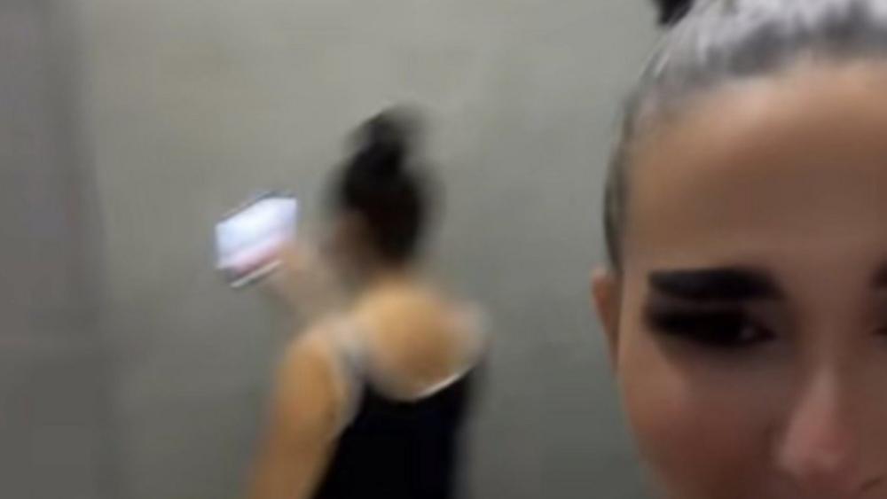 Bivša zadrugarka šokirala javnost bizarnim videom: Snimila intimni trenutak u toaletu, pa sve hitno obrisala (FOTO)