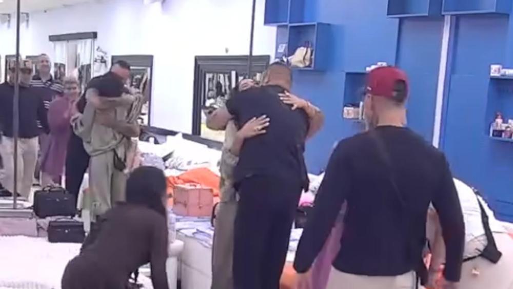 Desio se poljubac: Anđela Đuričić u zagrljaju Filipa Cara