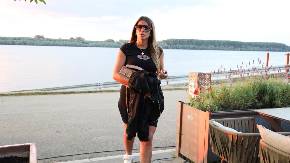 Dalila Dragojević doputovala 5 sati pre početka "Elite 10" - Ruke prepune stvari, a saznalo se i da je nedeljni honorar 10.000 evra!