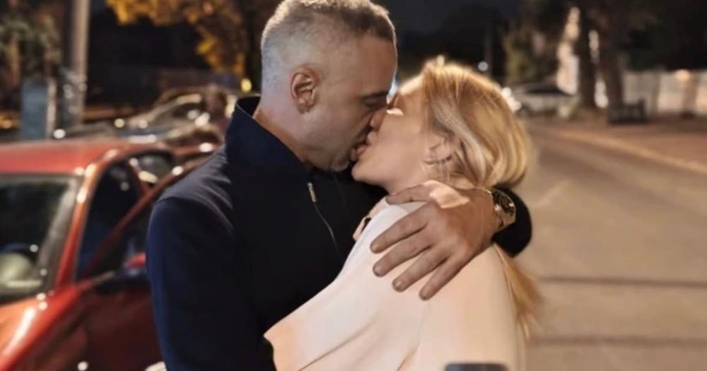 Bivši političar nakon razvoda uživa u novoj ljubavi! Ljubi atraktivnu plavušu nasred ulice: "Volim svim srcem"