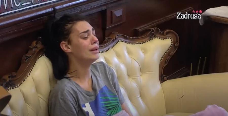 TRAŽI TEST ZA TRUDNOĆU! Mina Vrbaški plače na sav glas: "Muka mi je danima, kasni mi ciklus"