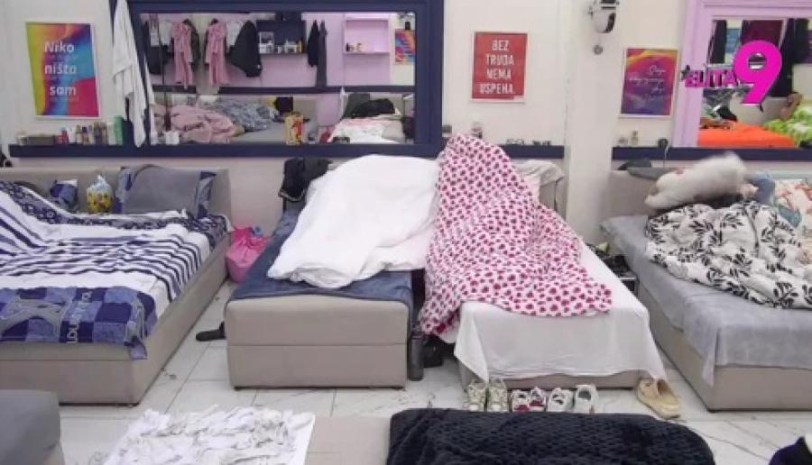 MINA I ASMIN ZAVRŠILI U KREVETU! Pokrili se jorganom preko glave i krenuli u akciju (FOTO)