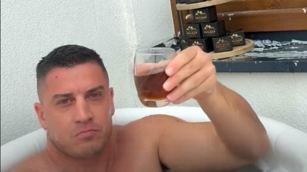 KUPA SE U LEDENOM BURETU NA TERASI USRED ZIME Bivši zadrugar napravio haos na mrežama i nazdravlja: "Dobro jutro narode, ne postoji NIŠTA BOLJE ZA ORGANIZAM"
