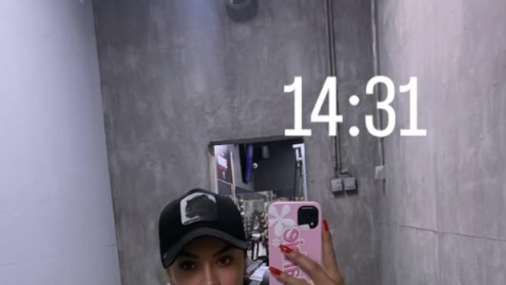Sanja Grujić opalila selfi, a grudi samo što ne ispadnu iz uskog topića
