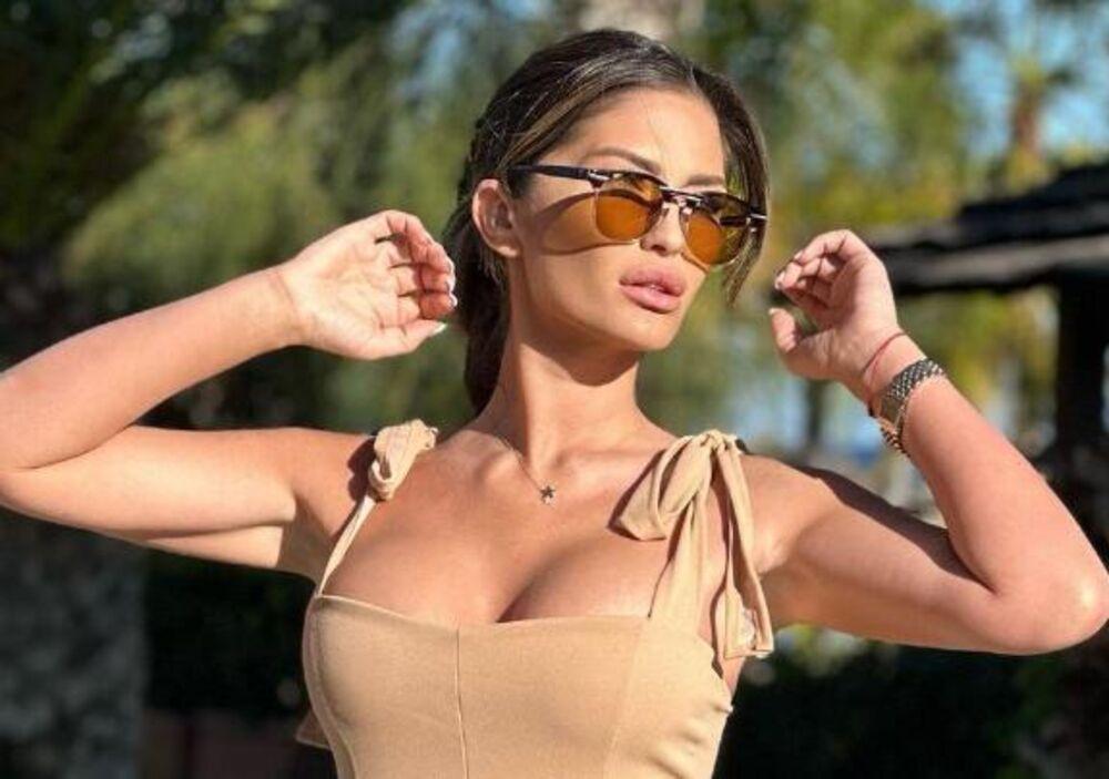 Haljina s prorezima i šlic do kuka: O provokativnom izdanju bruji nacija, nakon razvoda izgleda ko boginja