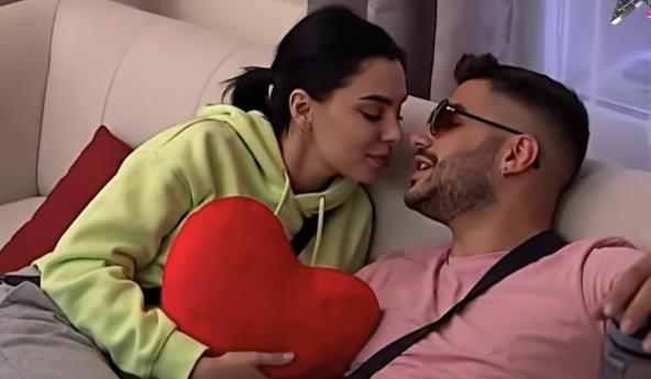 SNIMAK POLJUPCA MINE VRBAŠKI I ASMINA NAPRAVIO HAOS! Učesnici u ljubavnom zanosu, a javnost zbunjena: Ti si žena koju sam ceo život tražio!