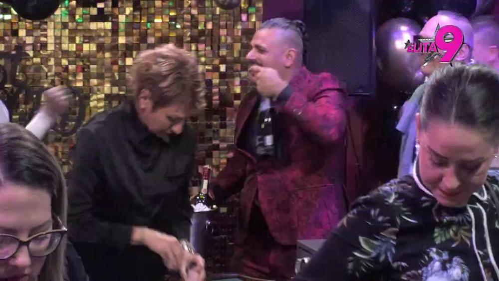 BORA NE SKIDA OSMEH SA LICA: Ne krije sreću što se razveo, pa podelio piće sa cimerima (VIDEO)