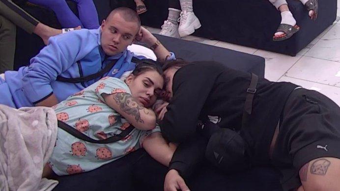 Cvetaju im ruže! Mina pozvala Terzu da legne pored nje, njih dvoje sve bliži i bliži (VIDEO)