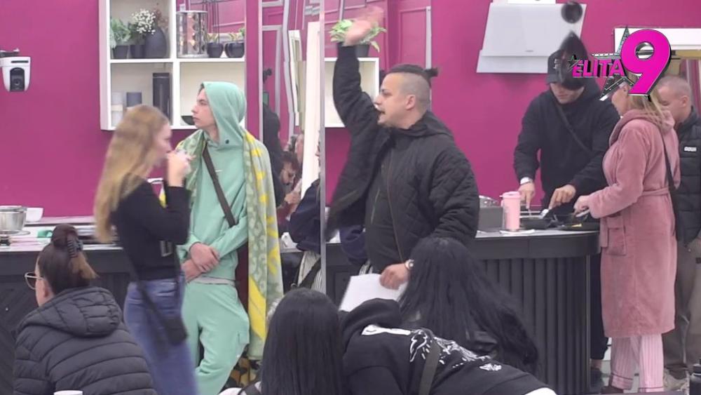 Stiglo pismo Velikog šefa, pa nastao haos: Vođa imao težak zadatak! (VIDEO)