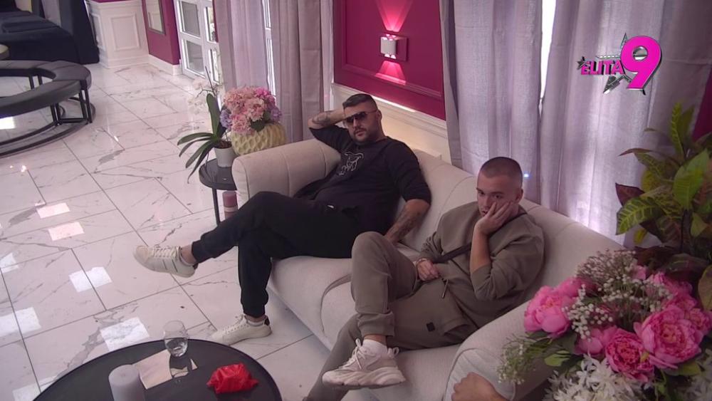 Ljubomoriše jer sediš sa Majom, odgovara mu da pljuješ Aneli: Bebica pročitao Luku, uveren da mu je samo ovo BITNO! (VIDEO)