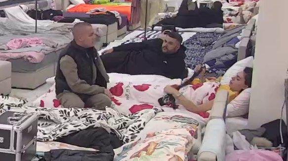 Suzama poplavila sobu: Asmin ludi od Mine i njenog PMS, ona grca od bolova i tuge! (VIDEO)