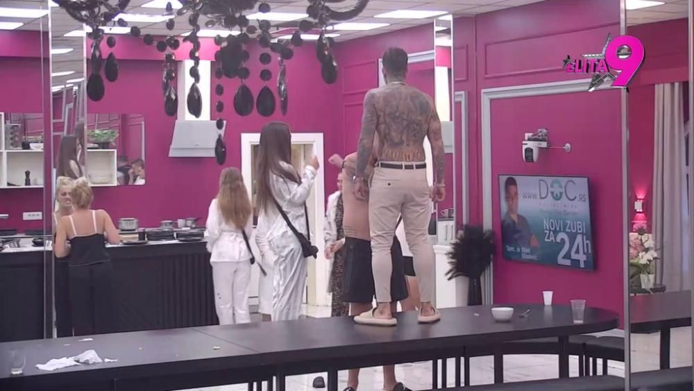 Toša i učesnici napravili FEŠTU! U cik zore se razbudili, pa žurkom i pesmama poželeli laku noć (VIDEO)