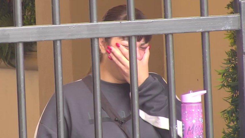 Slomila se na komade: Miksi se osamila nakon haosa s cimerima, pa zajecala iz sveg glasa! (VIDEO)