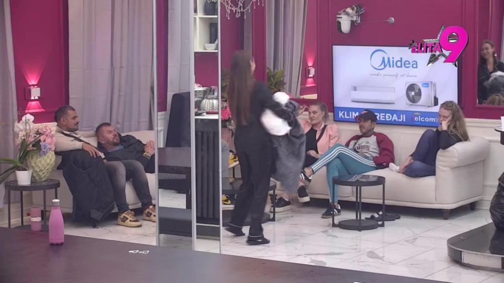 Pršte poljupci! Janjuš izgrlio Saru pred svima, ona ga oduvala, pa priznala: Eh kad bi vi znali koga bih ja izabrala... (VIDEO)