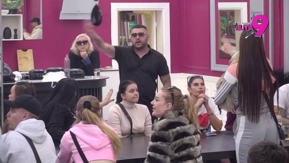 TI SI BLAM ZA ŽENSKI ROD: Asmin repetirao vređalicu, usmerio ka Vanji Prodanović, pa osuo rafal: KOSU NISI OPRALA DVADESET DANA! (VIDEO)