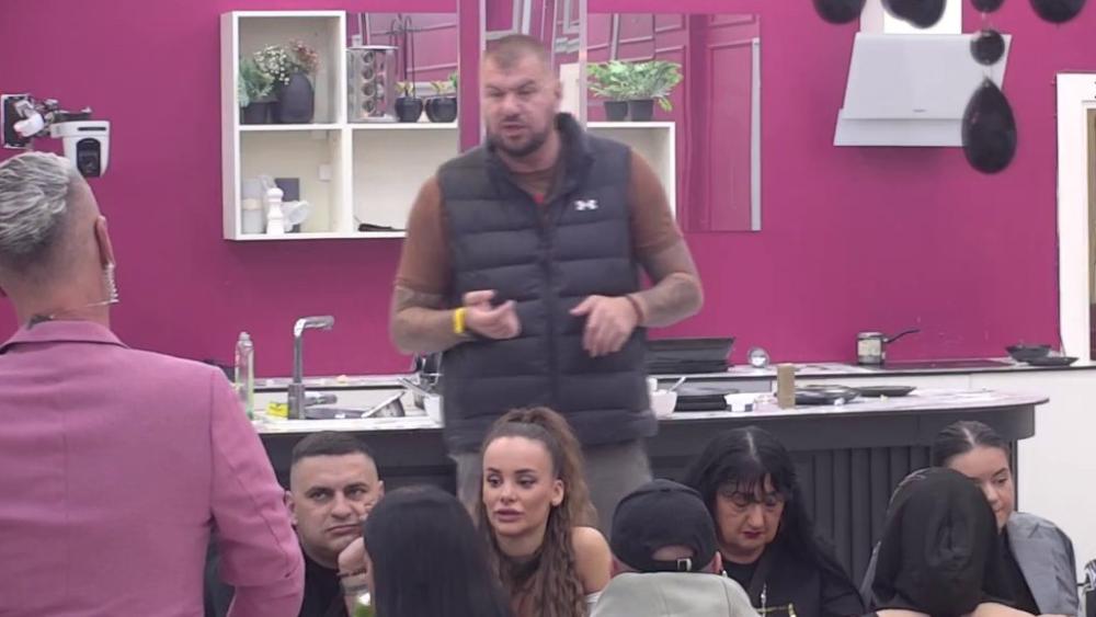 Treba da držiš crveno slovo: Janjuš se pridružio Kačavendi i Anđelu, pa prozivkama urnisao Zoricu! (VIDEO)
