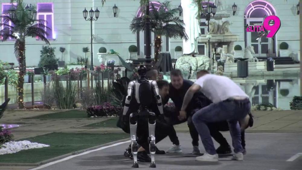 TOŠA IH POSLAO U DETINJSTVO! Naterao ukućane da igraju po dvorištu, urnebesne scene! (VIDEO)