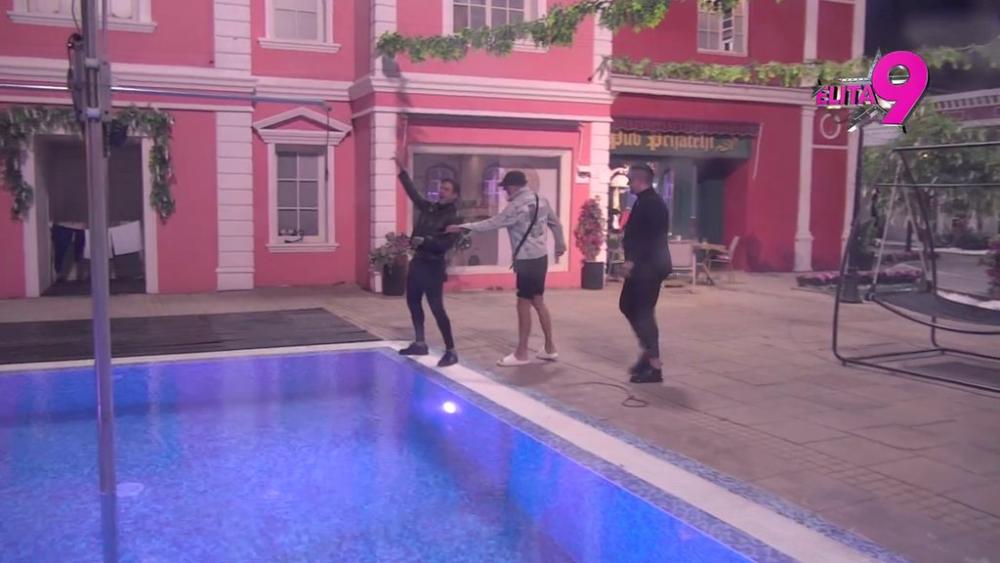 FILIP SE PRAVI DA URINIRA U BAZEN: Lepi Mića doživeo pomračenje, ovakvog ga niste videli nikad! (VIDEO)