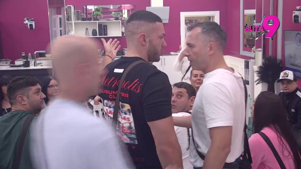 KAO RAZJARENI BIKOVI! Obezbeđenje hitno intervenisalo: Žestok okršaj Mikija i Anđela izazvao HAOS, Zorica doliva ulje na vatru: Gde ti je tata? (VIDEO)