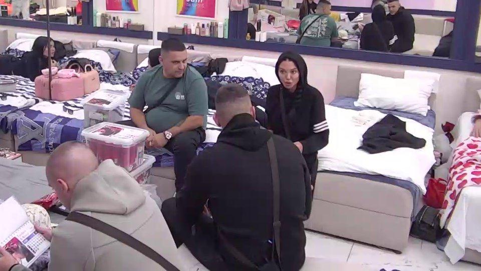 Verovatno kad si bio u vezi dva dana: Maja natrljala Anđelu na nos jer ju je otpratio sa Instagrama, sumnja da je sve Anitino maslo (VIDEO)