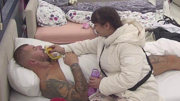 Urnebesno: Hit snimak Miksi i Janjuša! Ona s bananom u ruci uspela da ga dovede do suza, smeh odzvanja Elitom! (VIDEO)