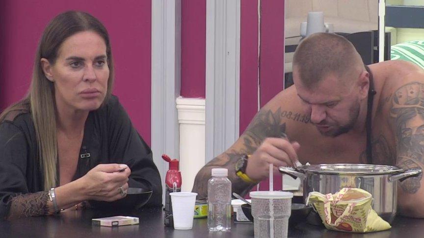 Zamisli uzmeš pare od sina i uradiš s*se: Kačavenda zgrožena Sitinim majčinstvom, razvezala jezik i urnisala je! (VIDEO)