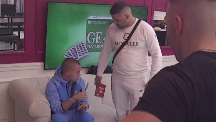Ipak ne može da joj odoli: Alibaba tražio od Dače da poljubi Maju u obraz i poslao joj poklon! (VIDEO)