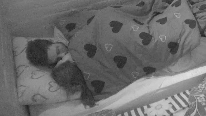 Sve puca od strasti! Đukić i Boginja počeli strastveno da se ljube, gori sve (VIDEO)