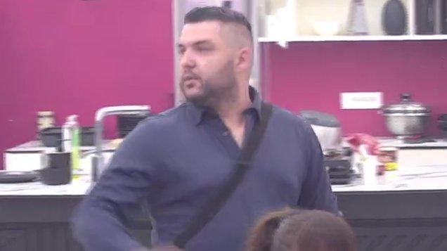 Opšti haos! Stanijin žuti karton digao sve na noge, Asmin joj se obratio u kameru: Ako joj smeta... (VIDEO)