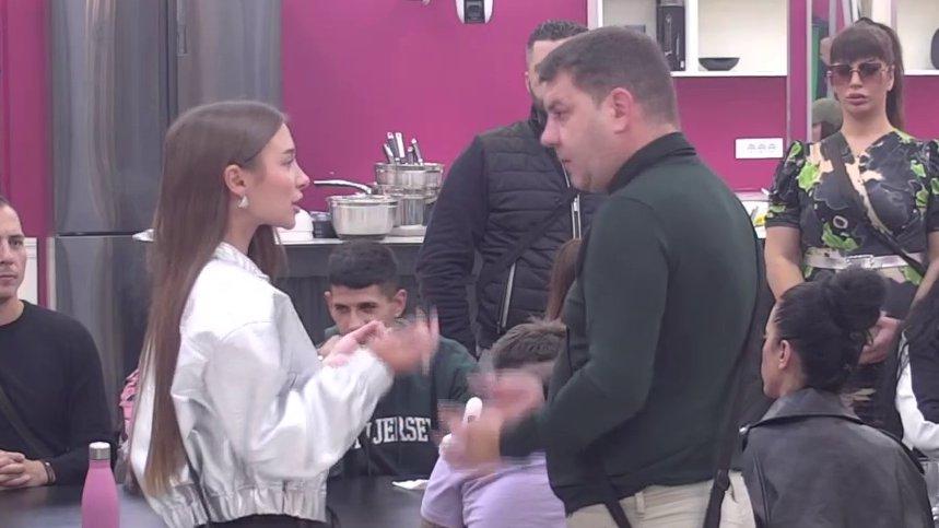 HAOS ZA STOLOM! Učesnici kao hijene nagrnuli na Saru, Anđelo pokušava da joj otvori oči, Mina Vrbaški zaurlala na Ivana Marinkovića: Ponašaš se prema njoj kao prema keru, TI JE DRESIRAŠ! (VIDEO)
