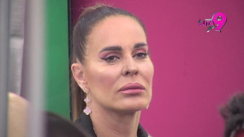 IMA PRAVU KONJSKU GLAVU: Bivša učesnica Elite urnisala Kačavendu: Palaca jezikom kao ZMIJA, sva je plastična, ISCURIĆE SVA! (VIDEO)