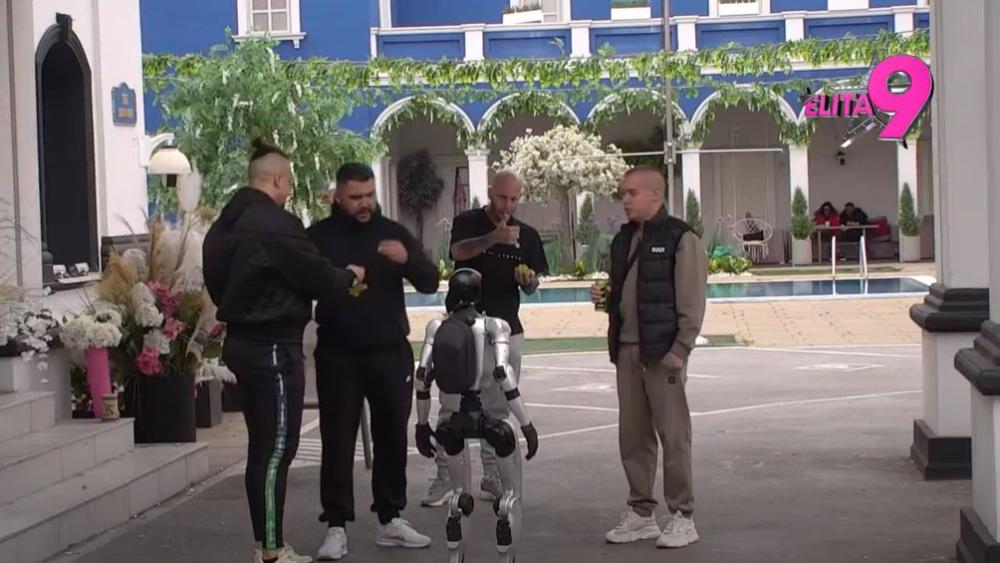 RASPEVANO U ELITI: Toša sa učesnicima pevao čuveni hit IZNAD OBLAKA, a na repertoaru i BAJA MALI KNINDŽA 🎤🎵🎶